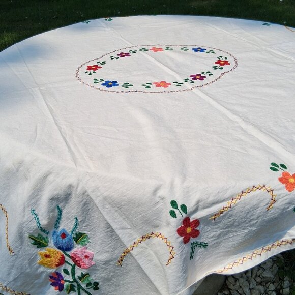 Rectangular Tablecloth White with Embroidered flowers 51"x48" Cottage Grandma - Picture 3 of 14